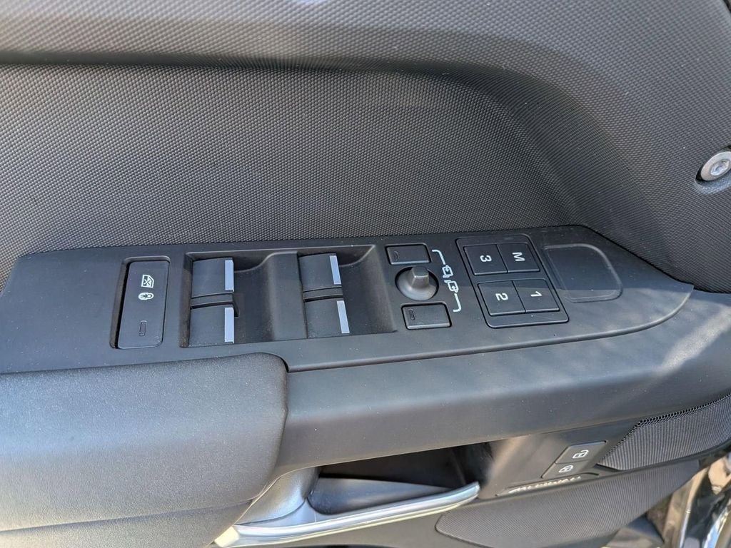 2025 Land Rover Defender 110 S
